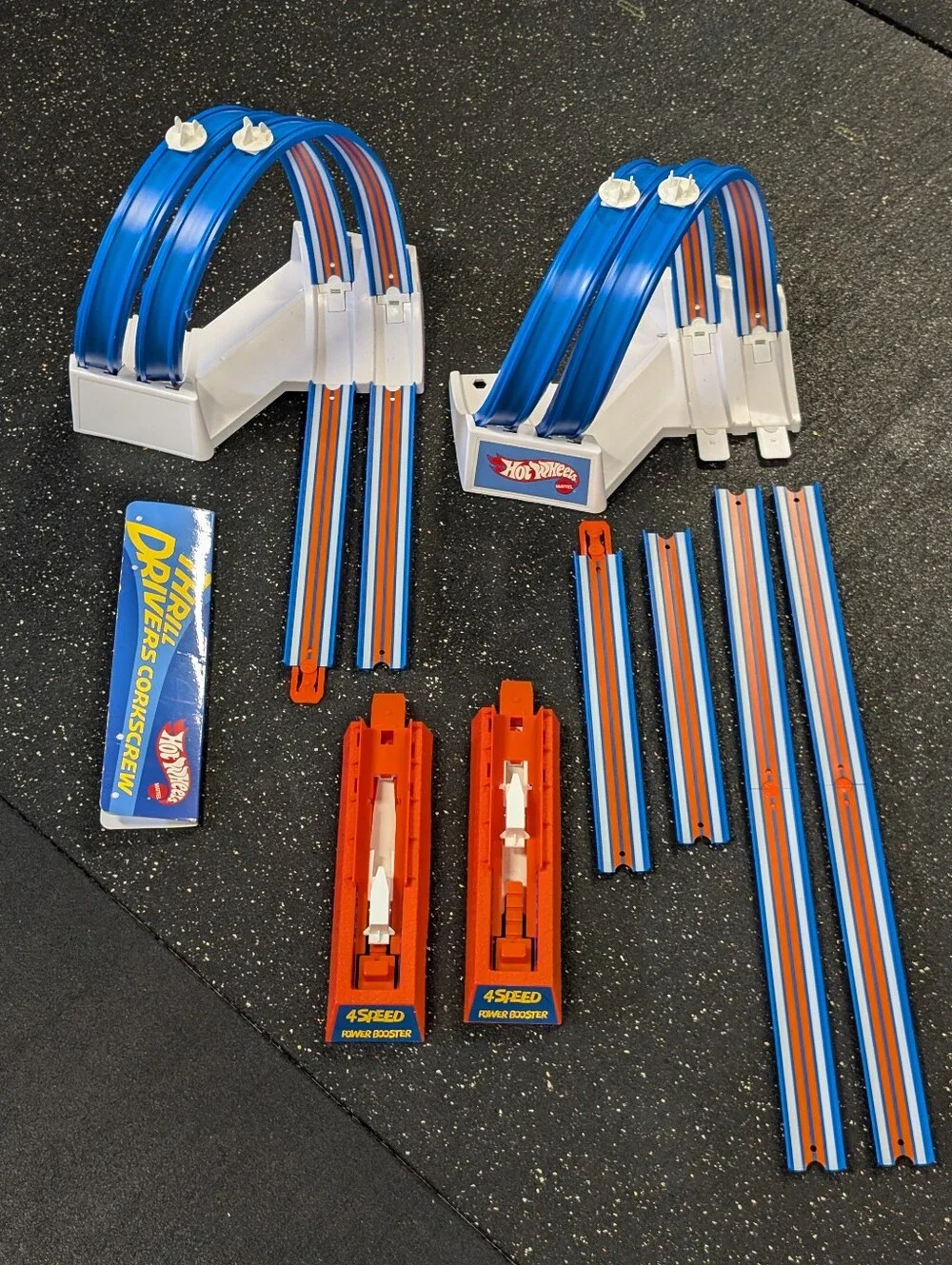 Hot Wheels Throwback Thrill Drivers Corkscrew Trackset Raceway